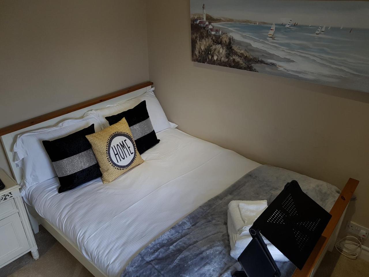 Apartament Slough Centre Townhouse With Driveway Parking For Up To Two Cars Zewnętrze zdjęcie