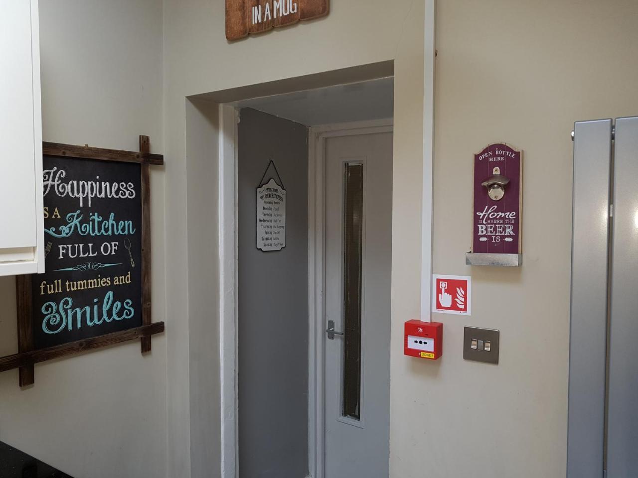 Apartament Slough Centre Townhouse With Driveway Parking For Up To Two Cars Zewnętrze zdjęcie