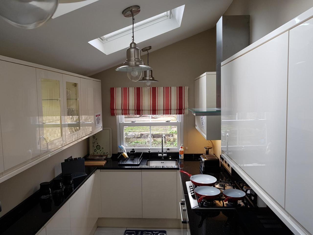 Apartament Slough Centre Townhouse With Driveway Parking For Up To Two Cars Zewnętrze zdjęcie