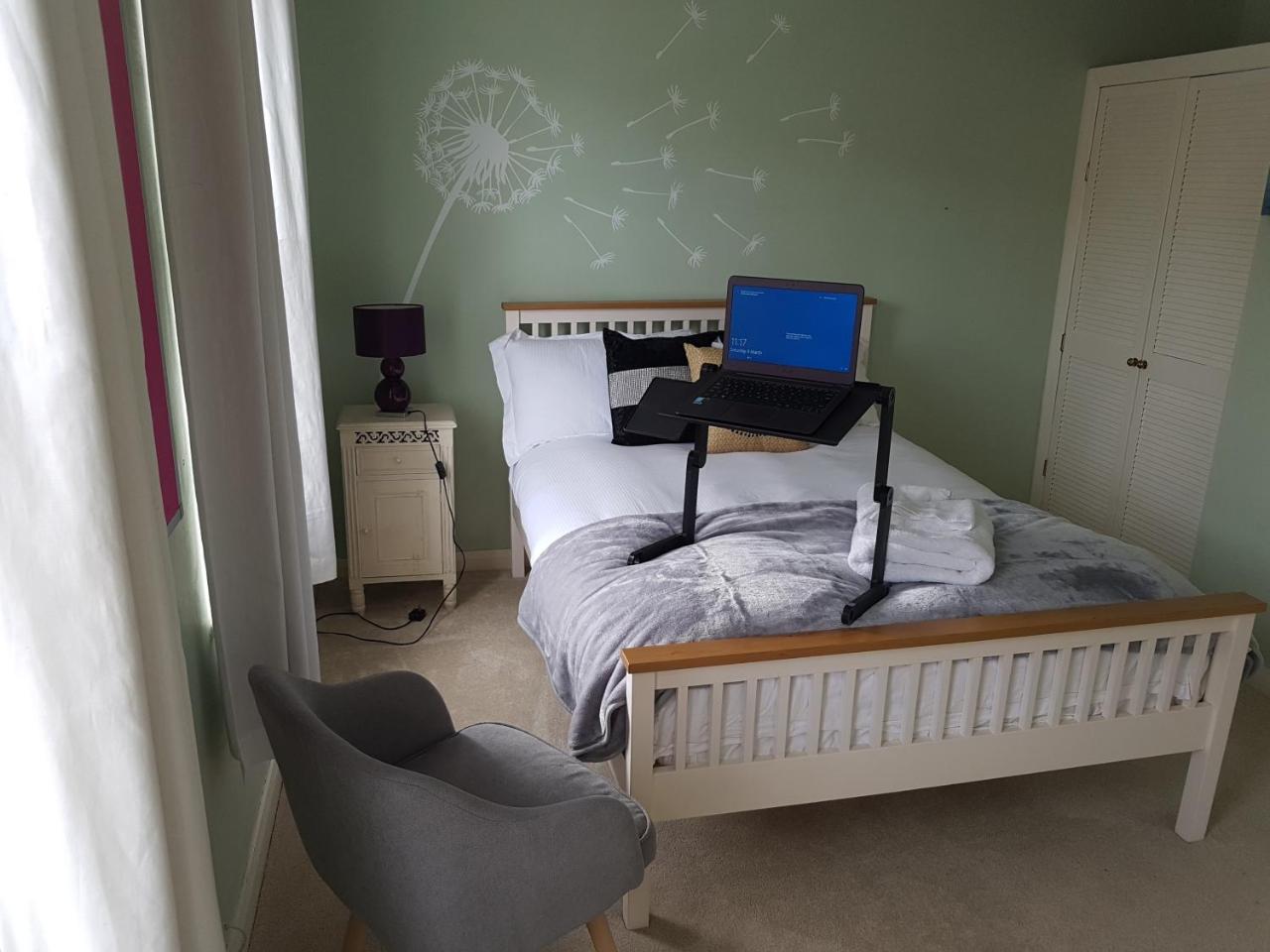 Apartament Slough Centre Townhouse With Driveway Parking For Up To Two Cars Zewnętrze zdjęcie