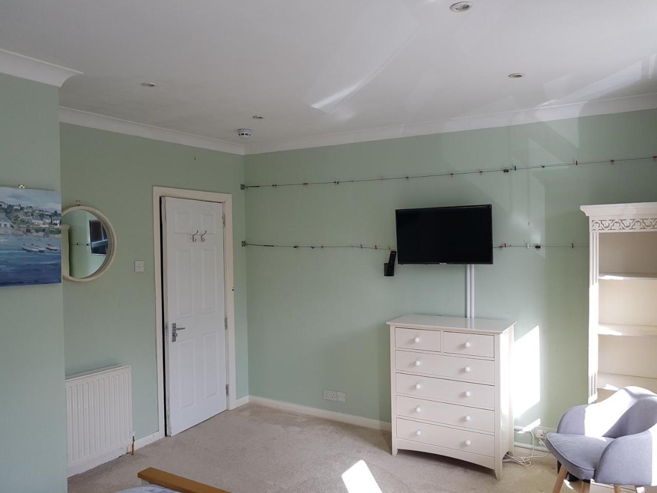 Apartament Slough Centre Townhouse With Driveway Parking For Up To Two Cars Zewnętrze zdjęcie