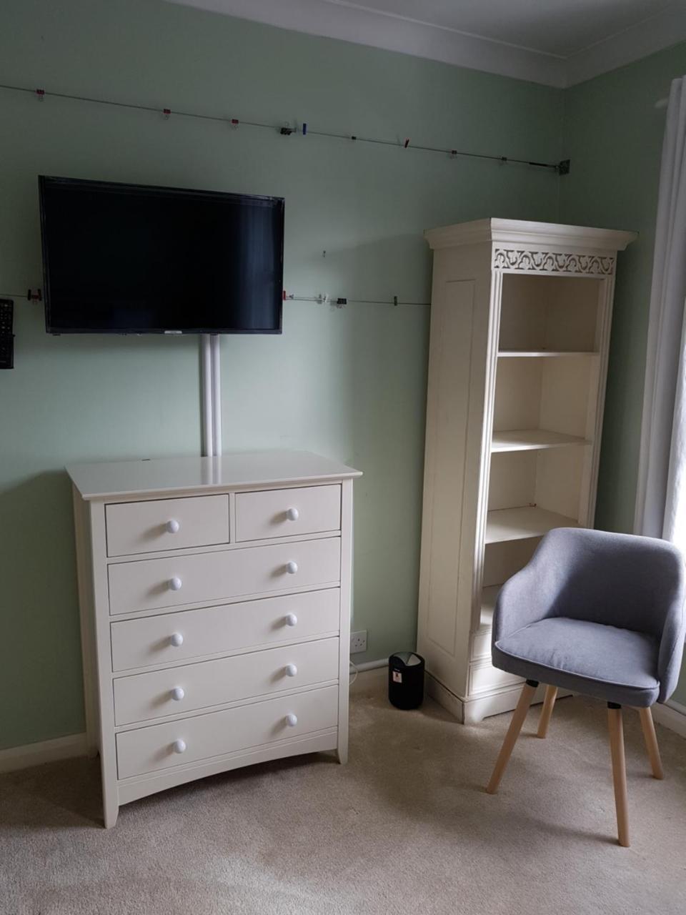 Apartament Slough Centre Townhouse With Driveway Parking For Up To Two Cars Zewnętrze zdjęcie