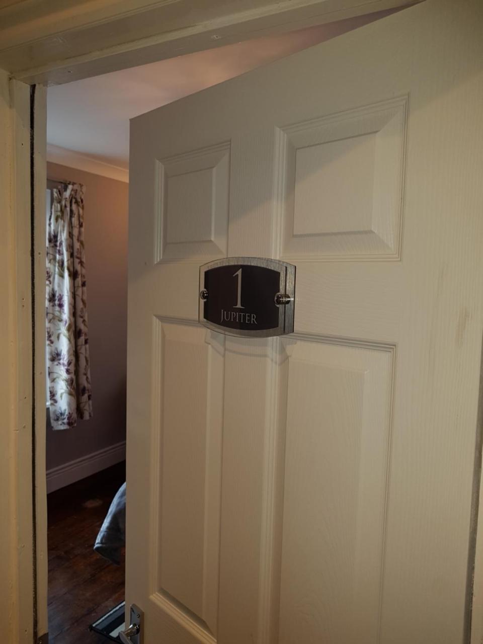 Apartament Slough Centre Townhouse With Driveway Parking For Up To Two Cars Zewnętrze zdjęcie